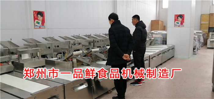 周口老客戶實(shí)地考察第六代全自動(dòng)智能揉壓機(jī)(圖1) 周口老客戶實(shí)地考察第六代全自動(dòng)智能揉壓機(jī)(圖1)