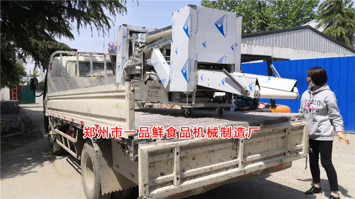 自循環(huán)揉壓機(jī)裝車中 自循環(huán)揉壓機(jī)裝車中